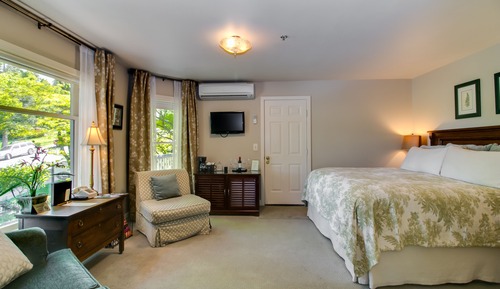 Double Room, 1 Queen Bed (Marjorie Roy)