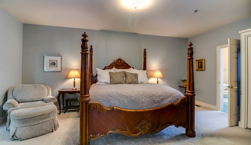 Suite, 1 King Bed with Sofa bed (Robert Gordon)
