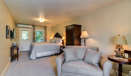Double Room, 1 King Bed (Andrew G)