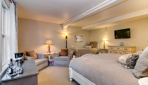 Double Room, 1 King Bed (Enders)