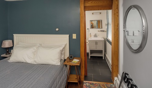 St. George (Private Bathroom)