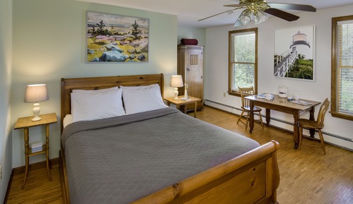 Owl's Head (Private Bathroom)