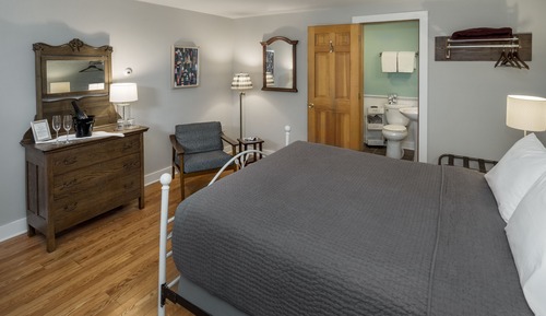 Ash Island (Private Bathroom)