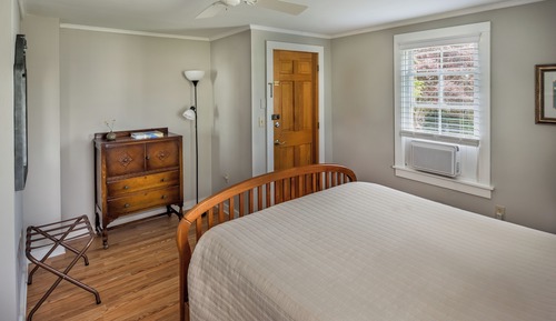 Swan Island (Private Bathroom)