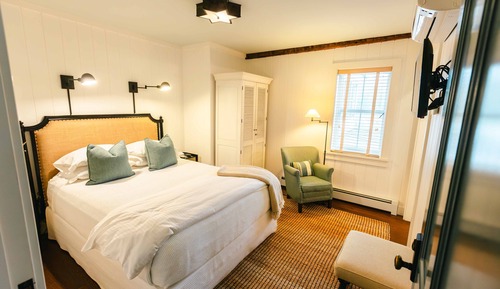 Deluxe Room, 1 Queen Bed (Emerald Lake)