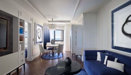 Prestige Suite with living room and Sea View