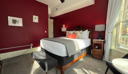 The Damon Room, 1 Queen Bed