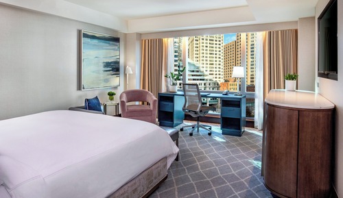 Classic Room, 1 King Bed, Corner (Greenway View)