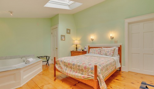 Deluxe Room, 1 Queen Bed, Jetted Tub, Ground Floor