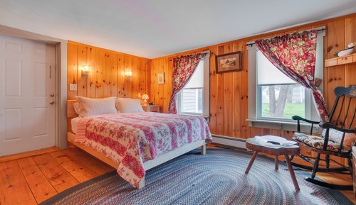 Deluxe Room, 1 Queen Bed, Fireplace, Ground Floor