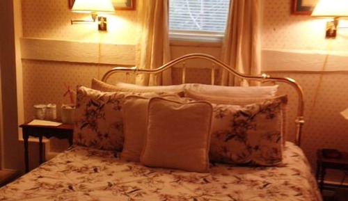 Standard Room, 1 Queen Bed (Second Floor - Room 8)