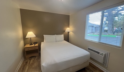 23 Large 1 Bedroom Cottage 2 Queen Beds