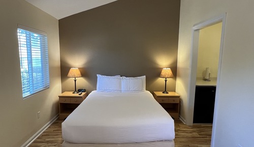 15 Studio Cottage 1 Queen Bed