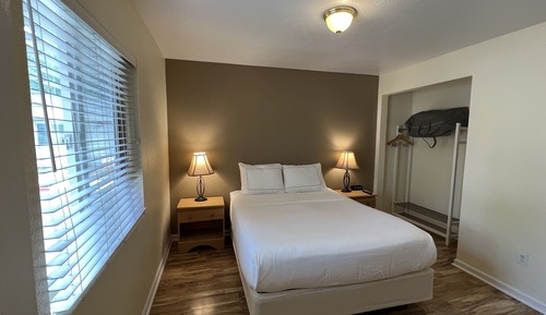 28 Large Lakeview 1 BR 1 Queen Bed