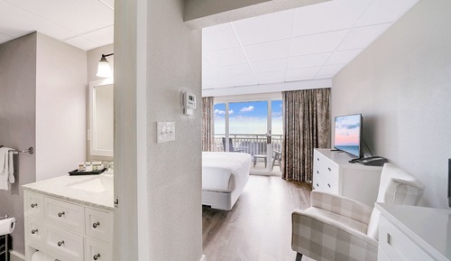 Deluxe Queen Suite with Kitchenette and Ocean View
