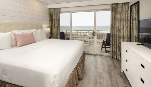 Panoramic Queen Suite with Kitchenette and Ocean View