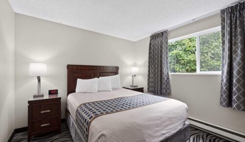 Suite, 1 Queen Bed, Kitchen