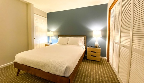 Deluxe Queen Interior Suite- NO PETS ALLOWED