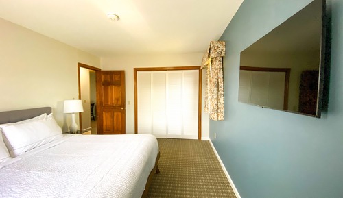 Deluxe King Corner Suite- NO PETS ALLOWED