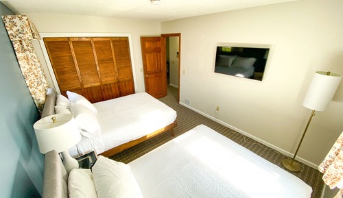 Deluxe Double Suite- NO PETS ALLOWED