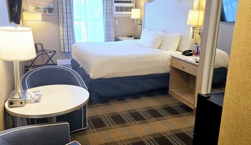 Grand Room, Jetted Tub