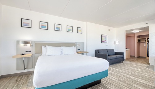 Deluxe Room, 1 King Bed with Sofa bed, Balcony, Oceanfront (Whirlpool)