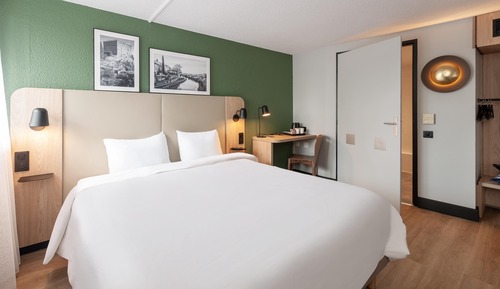 Standard Room, 1 Queen Bed