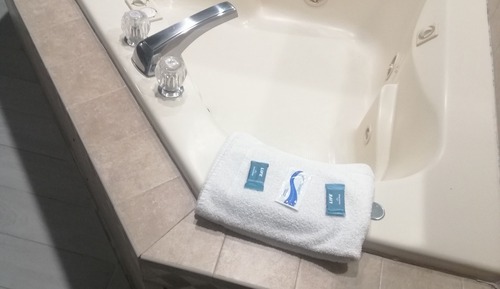 Standard Suite, 1 King Bed, Smoking, Jetted Tub