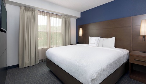 Suite, 2 Bedrooms (Mobility/Hearing Access, Roll-In Shwr)