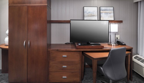 Suite, 1 King Bed with Sofa bed (Mobility/Hearing Accessible, Tub)