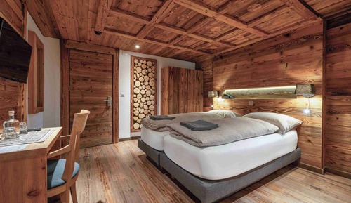 Standard Double Room, 1 Queen Bed, Private Bathroom, Mountain View
