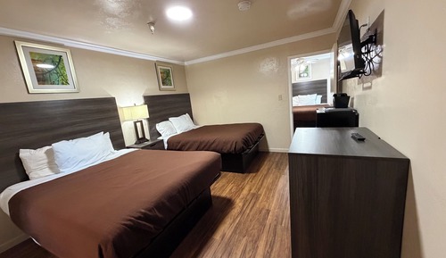 3 Queen Beds Suites