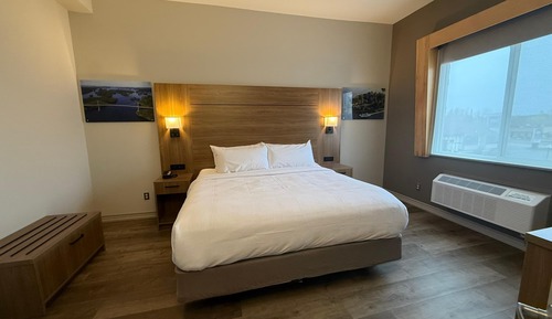 Suite, 1 King Bed, Accessible, Hot Tub (with Sofabed)