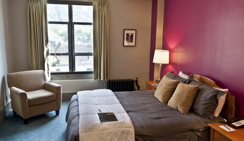 Standard Double Room, Accessible, Ensuite (Queen-Mountain View)