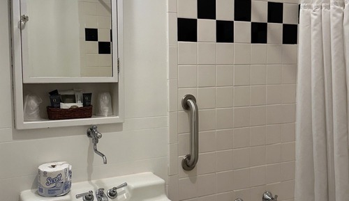 PET FRIENDLY-Economy Double Room, Ensuite (Interior Queen)