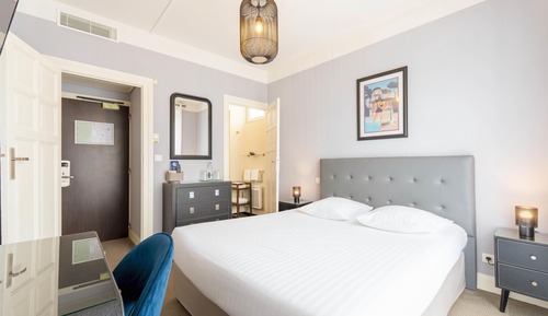 Comfort Room, 1 Queen Bed, Smoking, Bathtub (Larger Room)
