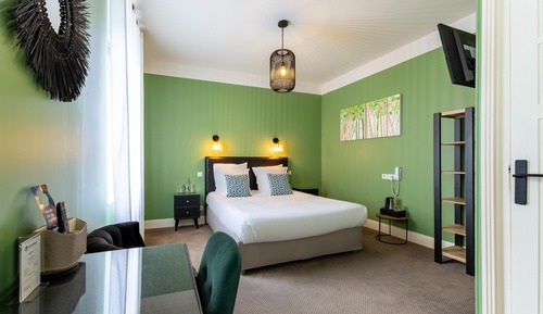 Superior Room, 1 Queen Bed, Smoking, Courtyard View
