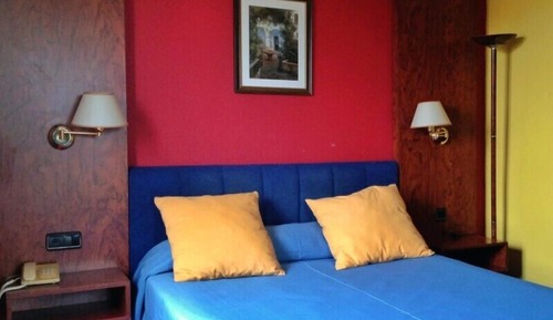 Room with a double bed