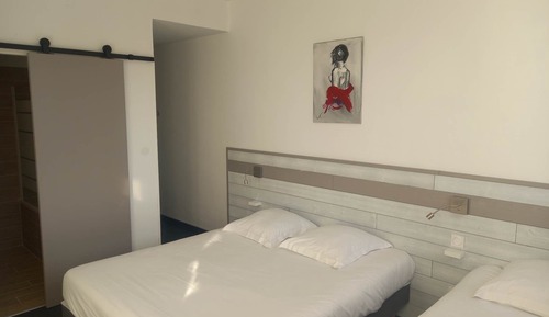 Triple Room (1 double and 1 single bed)