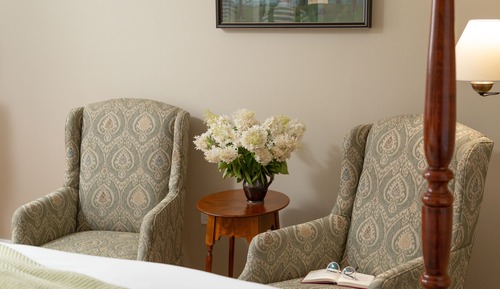 Village Room, 1 Queen Bed