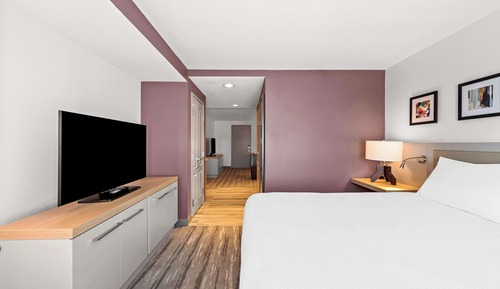 One king jr suite no smoking