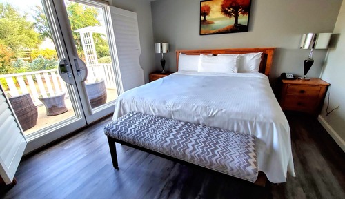 Executive Suite, 1 King Bed with Sofa bed, Vineyard View
