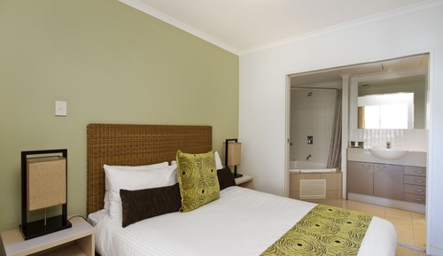 Suite, 2 Bedrooms (Hinterland-Town View)