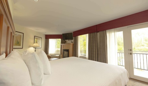 Suite, 1 King Bed, Jetted Tub, River View (Oversized Room)