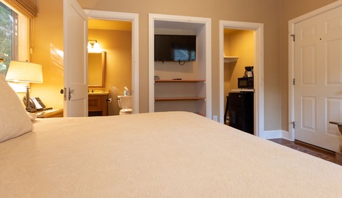 Second Row Studio Cottage w/ Screen Porch