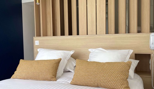 Comfort Room, 1 Queen Bed, Non Smoking, Balcony