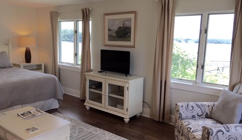 Deluxe Studio, 1 Queen Bed, Refrigerator & Microwave, River View