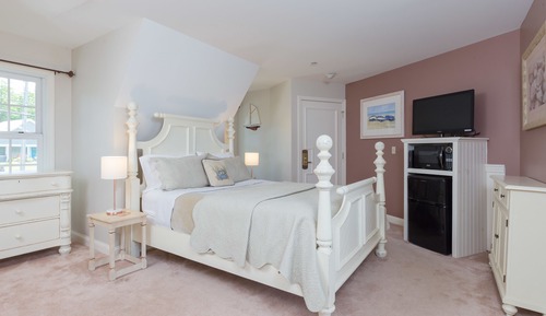 Deluxe Room, 1 King Bed, Refrigerator & Microwave, River View