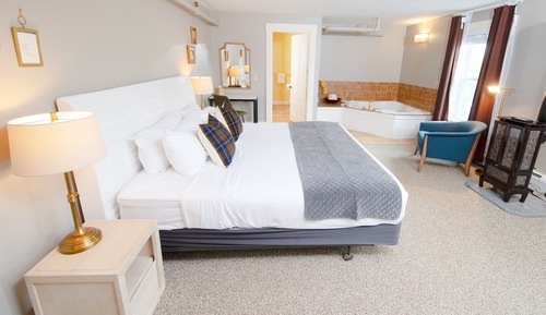 Deluxe Room, 1 King Bed, Jetted Tub, Garden View