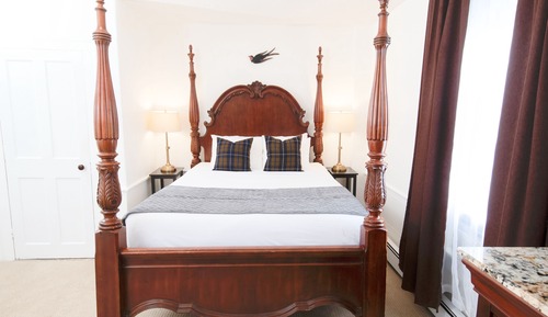 Comfort Room, 1 Queen Bed (Room 25)